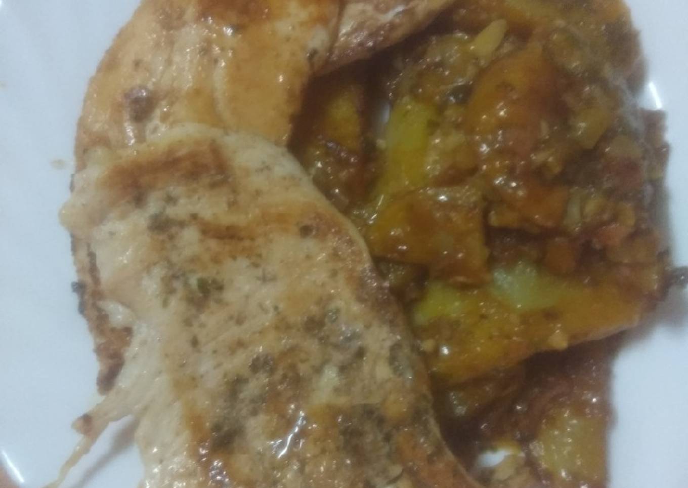 Filetes de pollo adobado y a la plancha con papas revolconas