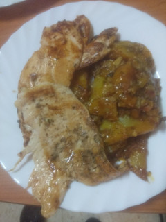Una foto de Filetes de pollo adobado y a la plancha con papas revolconas