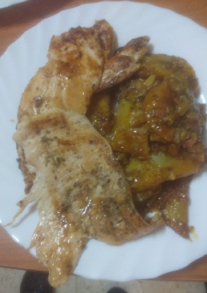 Una foto de Filetes de pollo adobado y a la plancha con papas revolconas