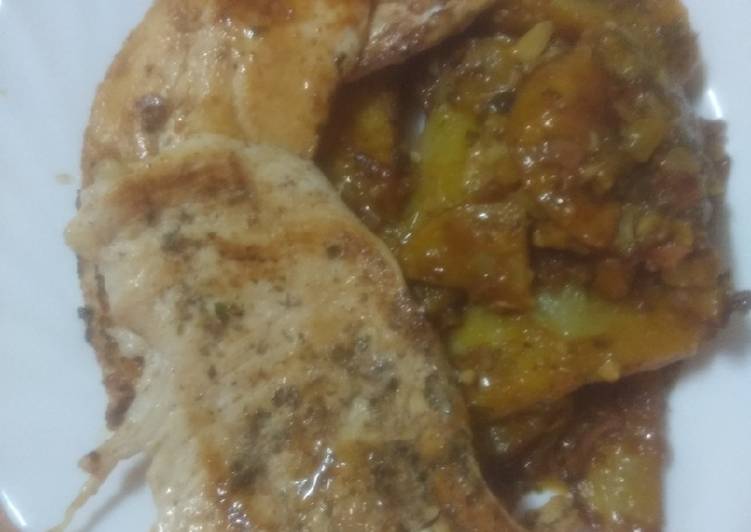 Filetes de pollo adobado y a la plancha con papas revolconas