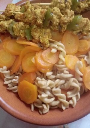 Une photo de Pâtes complètes healthy avec brochettes d'escalopes
