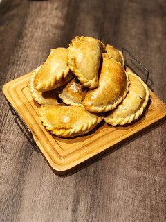 Una foto de Empanadas de carne cortada a cuchillo