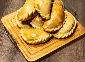 Una foto de Empanadas de carne cortada a cuchillo
