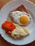 Leberkäse mit Spiegelei und Pastinakenpüree