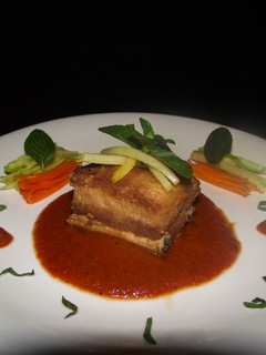 Una foto de Cerdo con salsa guajillo y vegetales salteados
