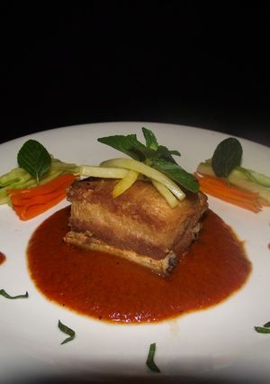 Una foto de Cerdo con salsa guajillo y vegetales salteados
