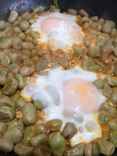 Una foto de Habas con huevos estrellados