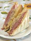 Toast con Pastrami, Tonno, Formaggio Gouda e Carciofini