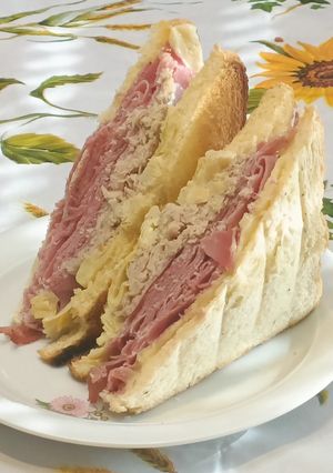 Foto di Toast con Pastrami, Tonno, Formaggio Gouda e Carciofini