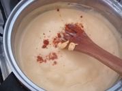 Una foto de queso leche salsa