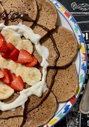 Foto di Pancakes, frutta, yogurt e cioccolato 🥞🍓🍌🍫