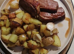 Une photo de Magret de canard saveurs thai et pomme de terre sautées à l'ail