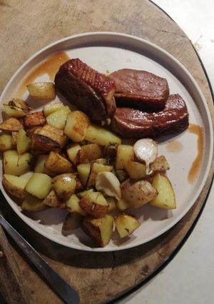Une photo de Magret de canard saveurs thai et pomme de terre sautées à l'ail