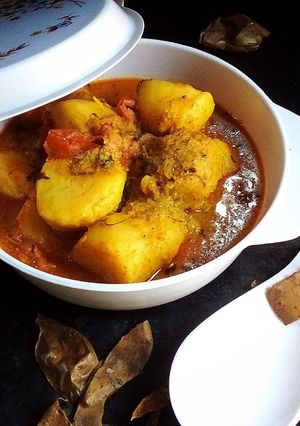 তরকা আলুর দম (Tarka aloor dum recipe in bengali) রেসিপির প্রধান ছবি