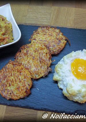 Foto di Nuvole d'uovo con rosti di patate e guacamole