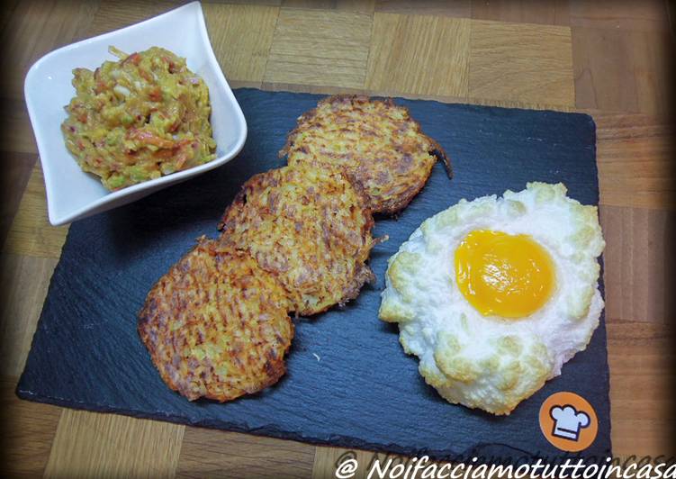 Nuvole d'uovo con rosti di patate e guacamole