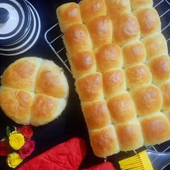 Easy homemade dinner roll A picture of Easy homemade dinner roll.