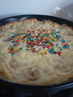 Una foto de Kuchen de durazno y plátano para la once