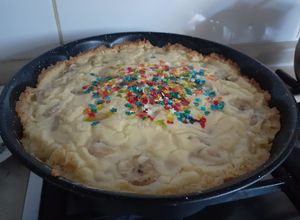 Una foto de Kuchen de durazno y plátano para la once