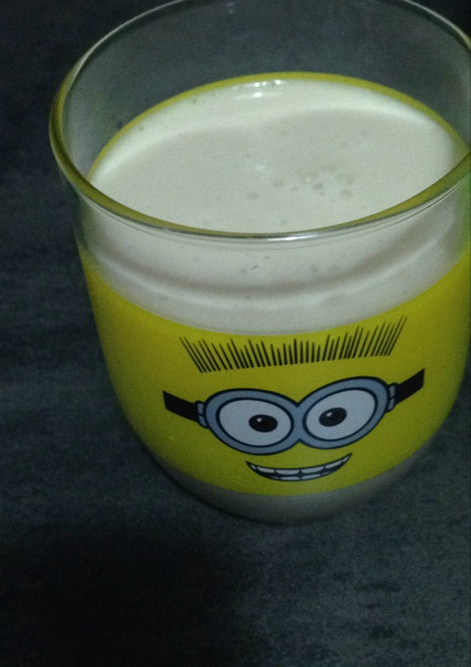 Una foto de Batido de melocotón, piña y frutas del bosque