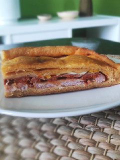 Una foto de Empanada tipo hornazo de Salamanca en panificadora 💰 10'50€
