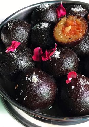 A picture of Kala Jamun.