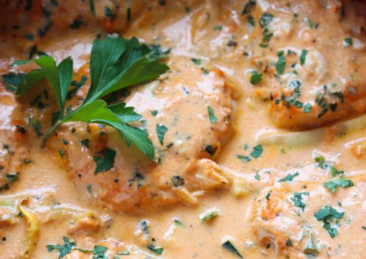 Baked cod in red pepper sauce