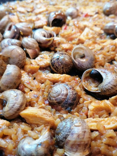 Una foto de Arroz con pollo y caracoles