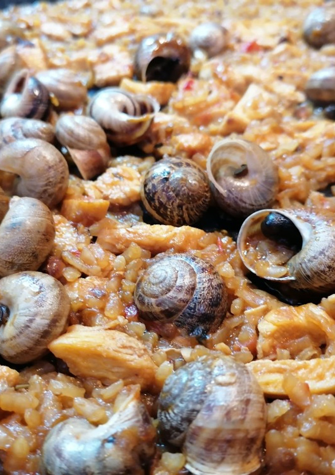 Una foto de Arroz con pollo y caracoles