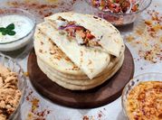 Una foto de shawarma pollo