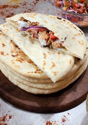 Una foto de 🥙Shawarma de pollo en pan pita 🥙 con vegetales y dos salsas 🥙