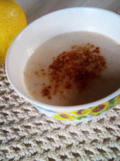 Una foto de Crema de avena y pera 🍐~(´ε`) /receta de Mate amargo