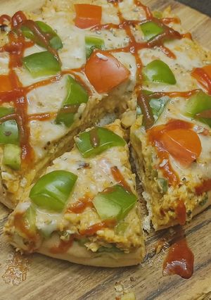 વેજ. ચીઝ જૈન પીઝા (Veg. Cheese Jain Pizza Recipe In Gujarati) રેસીપી મુખ્ય ફોટો