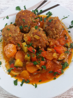 Una foto de Albóndigas en Salsa de Verduras