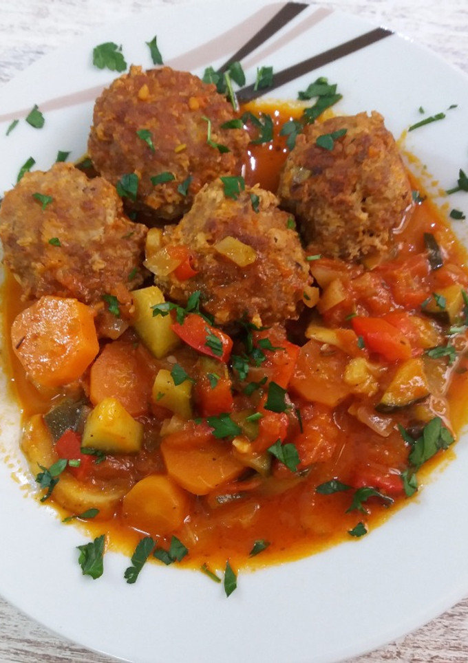 Una foto de Albóndigas en Salsa de Verduras