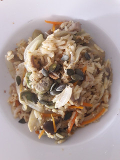 Una foto de "Risotto" vegano de setas variadas y alcachofas