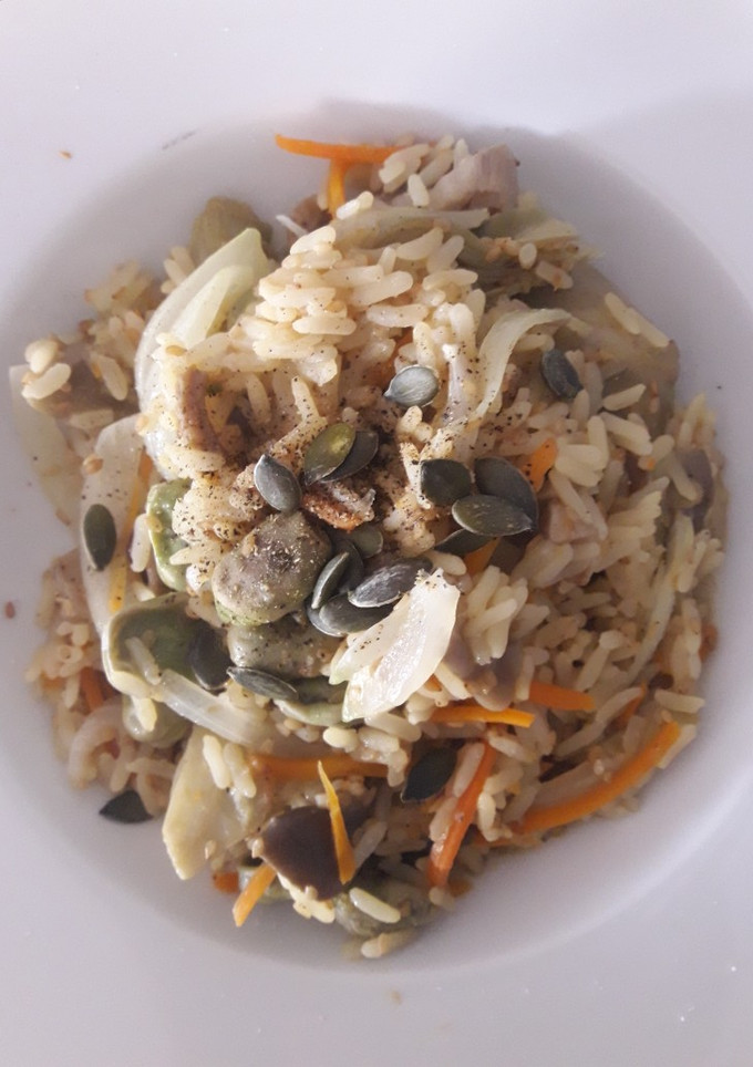 Una foto de "Risotto" vegano de setas variadas y alcachofas