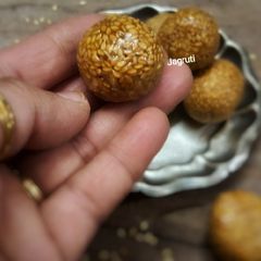 A picture of Til ke Ladoo (Laduu) !!.