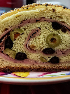 Una foto de PAN🍞DE JAMÓN🥩y Aceitunas con Uvas pasas...!🍇