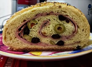 Una foto de PAN🍞DE JAMÓN🥩y Aceitunas con Uvas pasas...!🍇