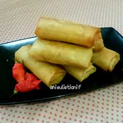 A picture of Lumpia isi telur tahu.