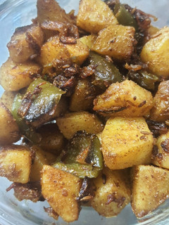 शिमला मिर्च प्याज़ की सब्जी (shimla mirch pyaz ki sabzi recipe in Hindi) रेसिपी मुख्य फोटो