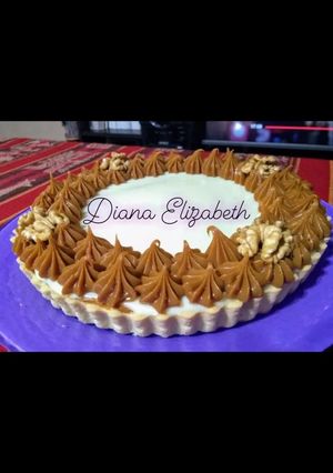 Una foto de Tarta de dulce de leche, nuez y chocolate blanco