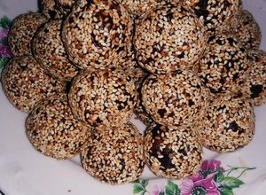 صورة لوصفة كرات التمر بالسمسم والدهن الحر
