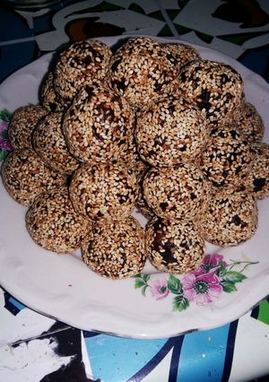 صورة لوصفة كرات التمر بالسمسم والدهن الحر