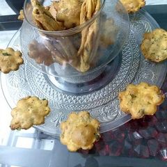 A picture of Methi flower mathri.