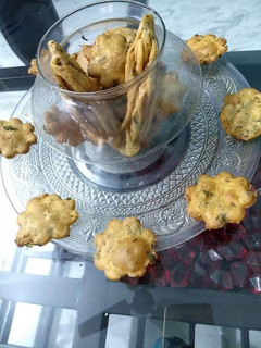 A picture of Methi flower mathri.