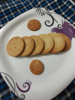 સ્વીટ એન્ડ સોલ્ટી કુકીઝ (sweet and salty cookies in gujarati) રેસીપી મુખ્ય ફોટો