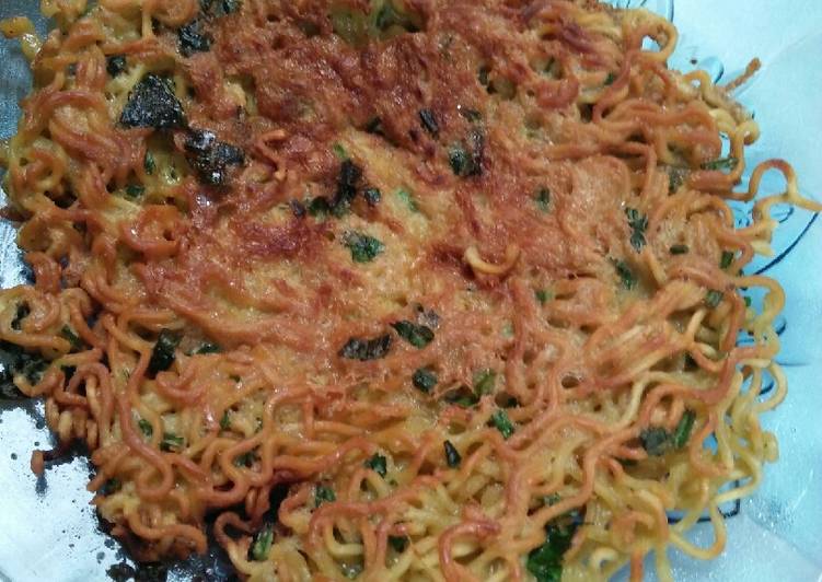 Langkah Mudah untuk Menyiapkan Martabak (pizza) mie, Enak