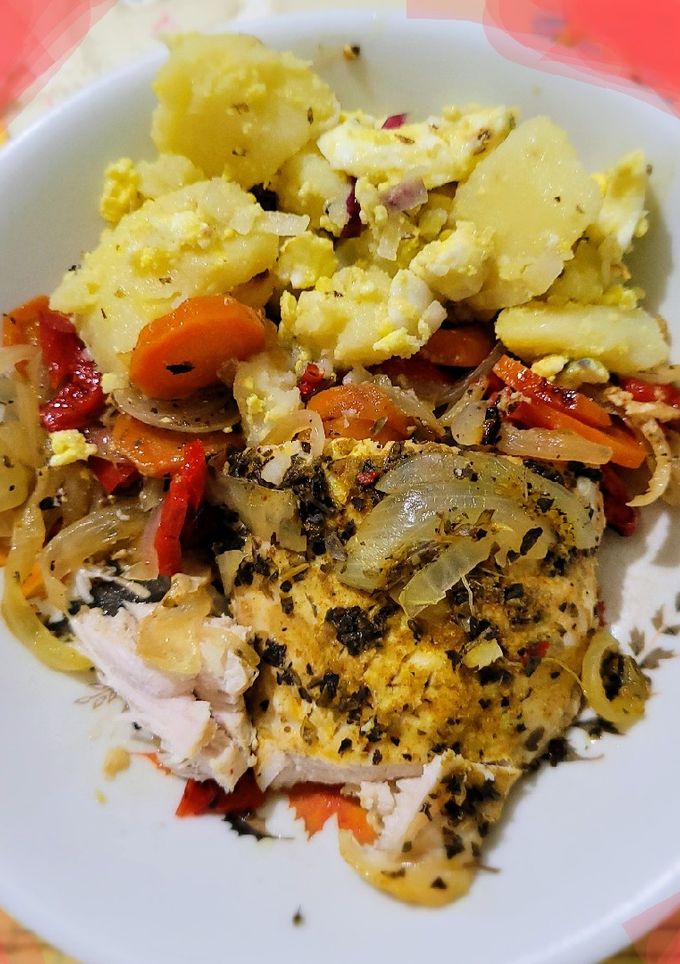 Una foto de POLLO AL HORNO Súper Fácil Y Súper TIERNO!!!